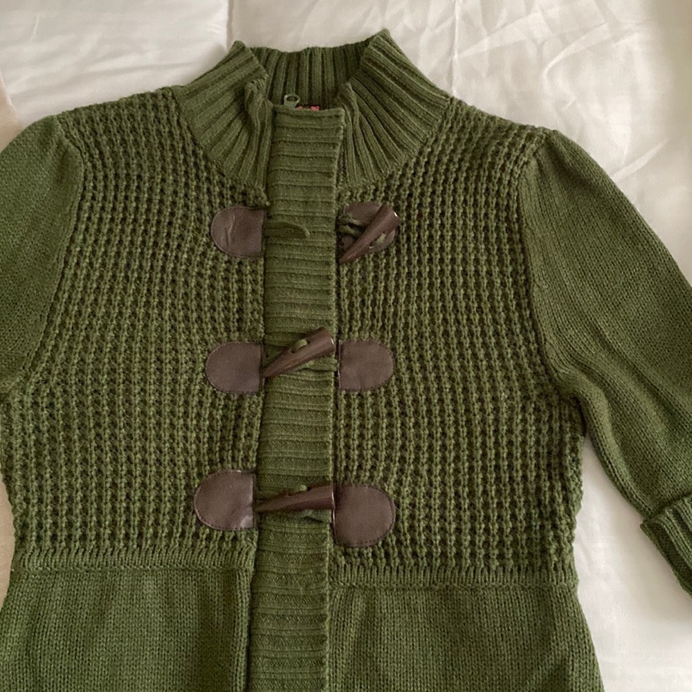 Okay we love olive green! A wonderful sweater made for jeans 😘